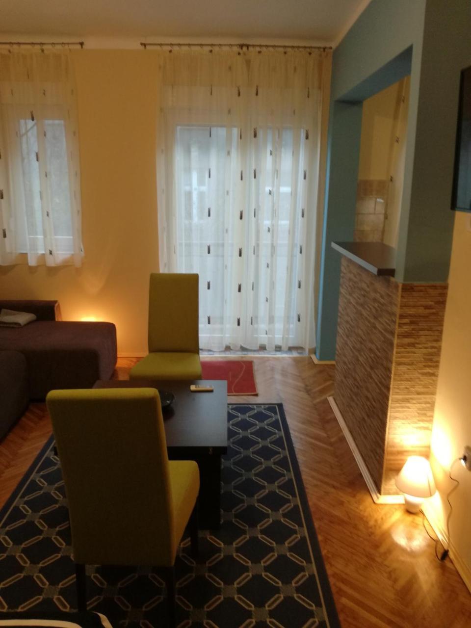 By The Park Free Parking Apartman
